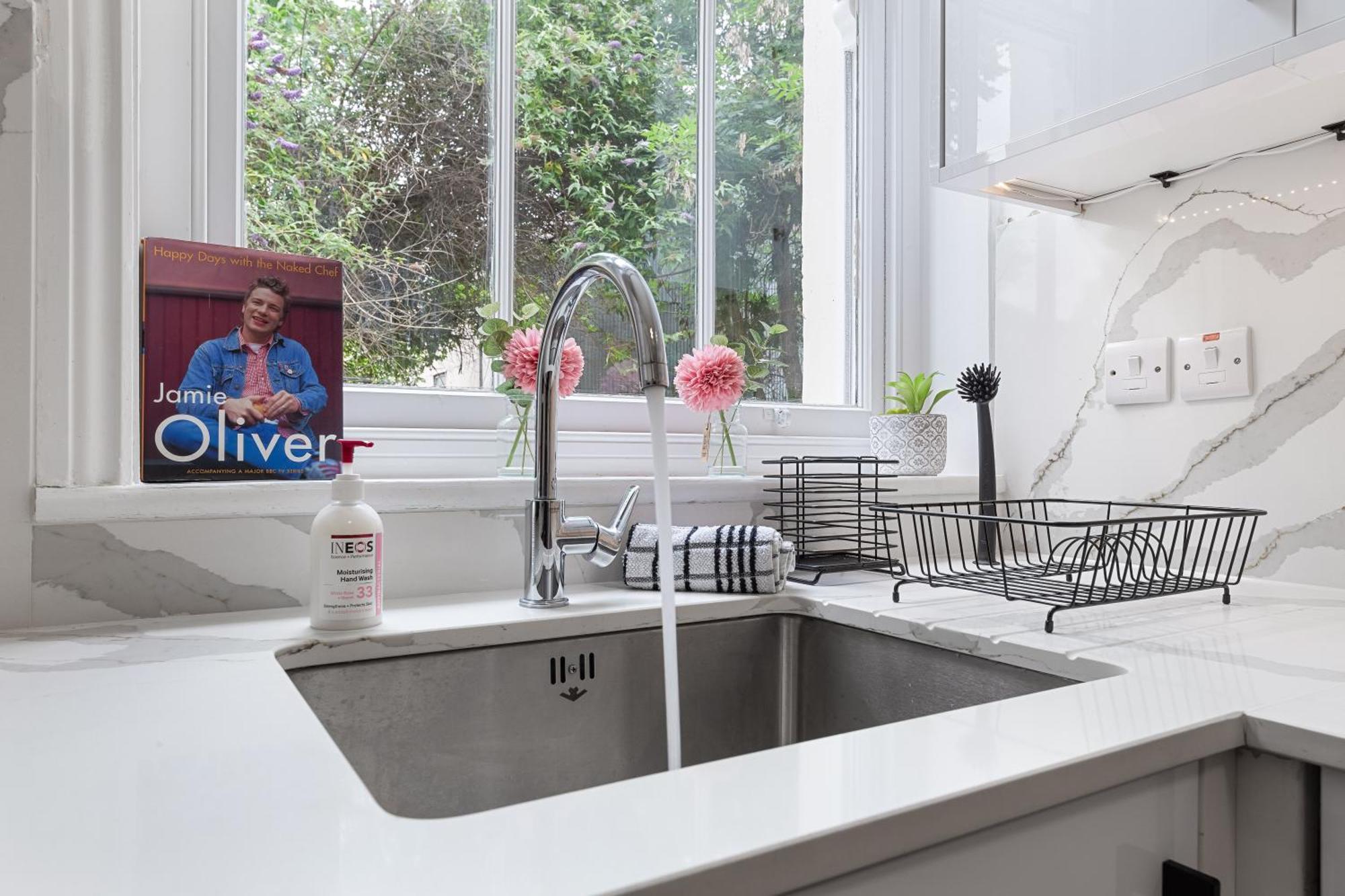 Apartment Maida Vale, Modern Apt, Sleeps 4, London. *