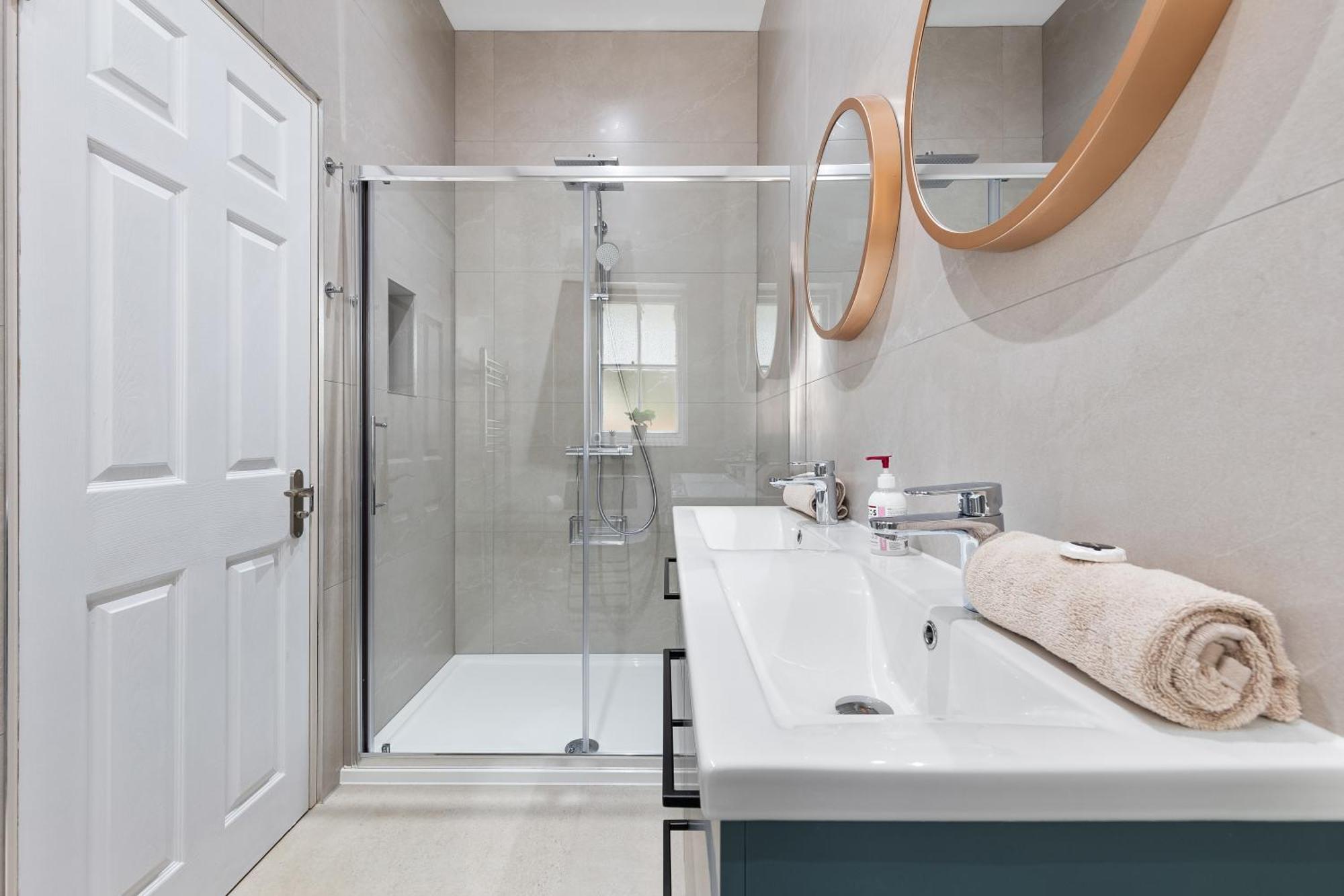 Maida Vale, Modern Apt, Sleeps 4, London. London