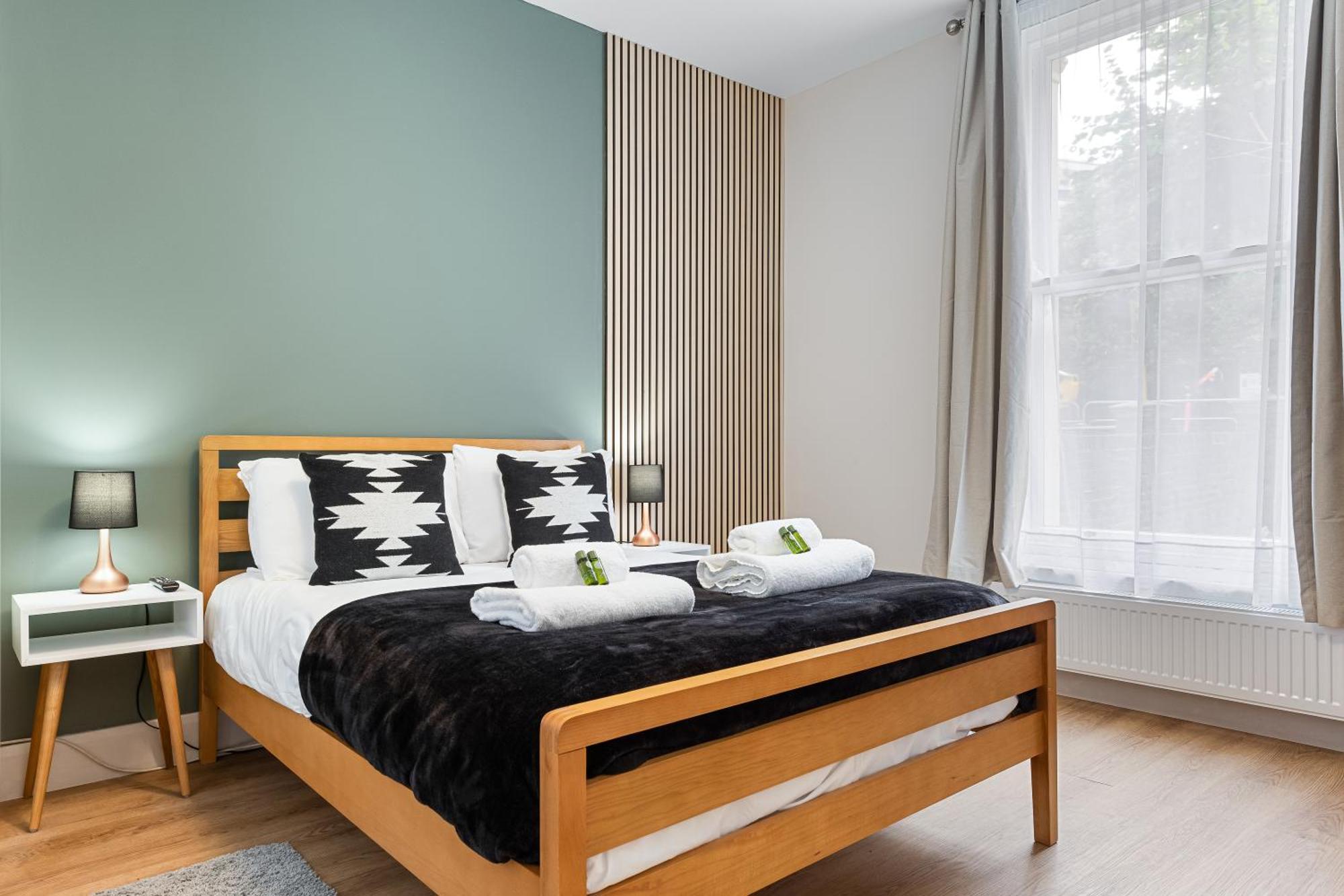 Apartment Maida Vale, Modern Apt, Sleeps 4, London. *