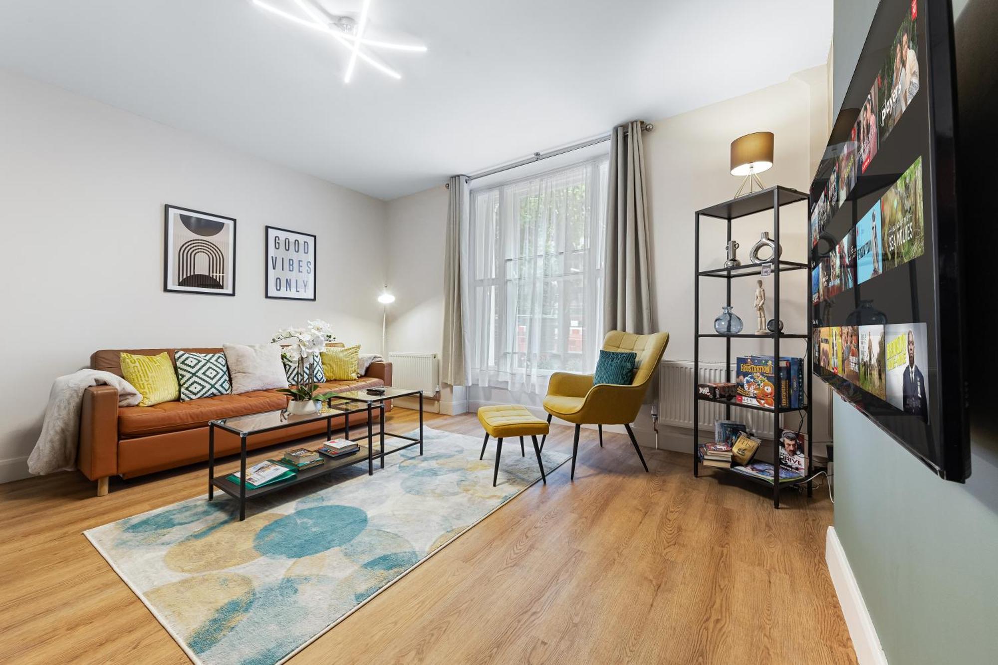 Maida Vale, Modern Apt, Sleeps 4, London.