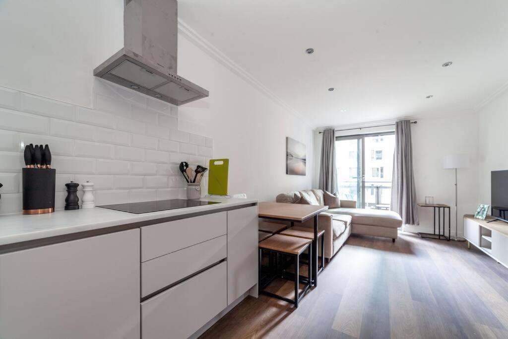 Cozy & Stylish 2-bed Flat In Trentham Ct, Leilighet London