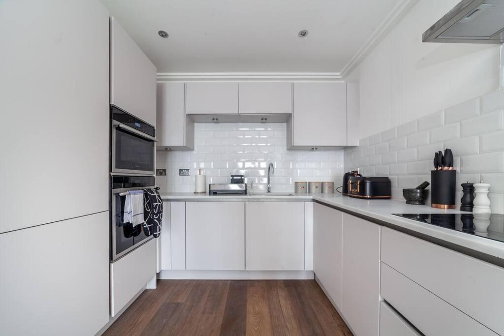 Cozy & Stylish 2-bed Flat In Trentham Ct, Leilighet London