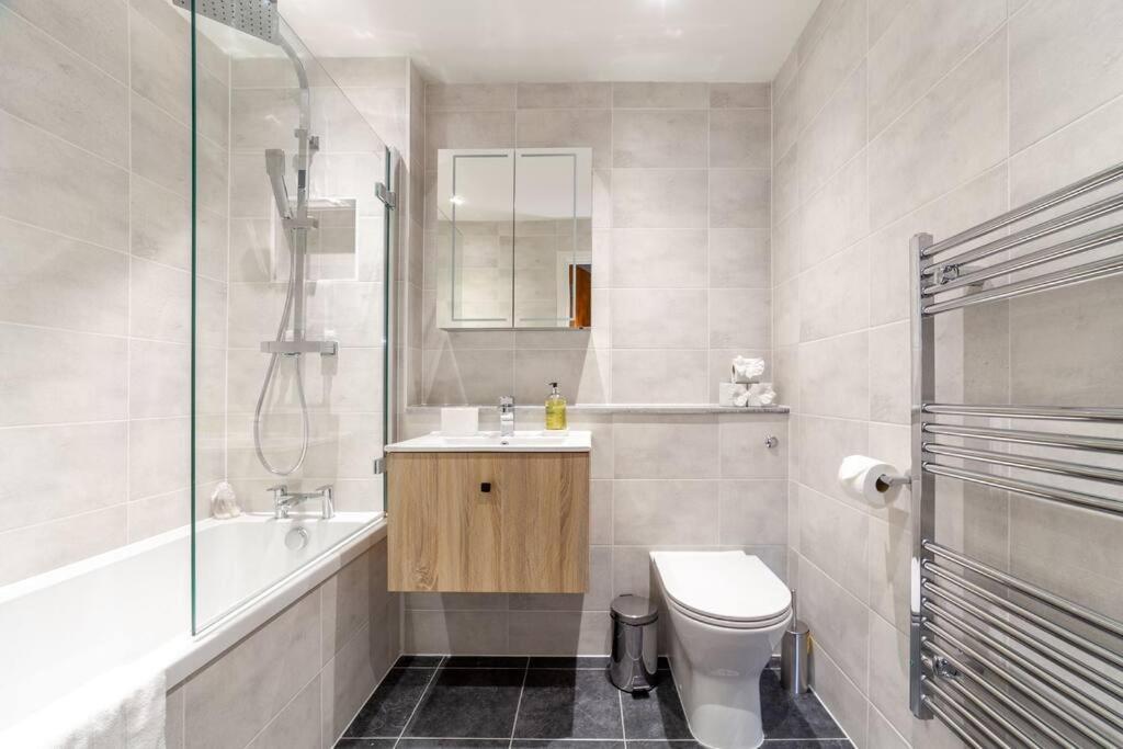 Cozy & Stylish 2-bed Flat In Trentham Ct, Leilighet *