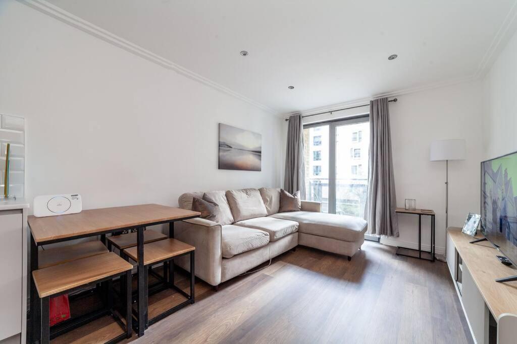 Cozy & Stylish 2-bed Flat In Trentham Ct, Leilighet London