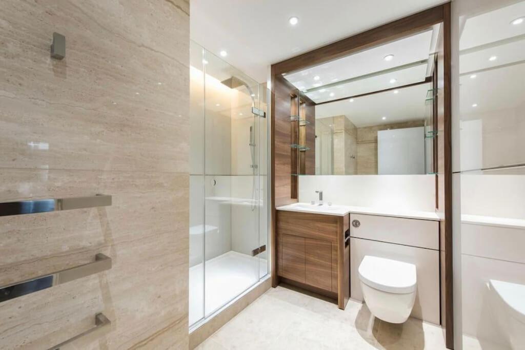 Stylish 3 Bed Gem In Apartment London