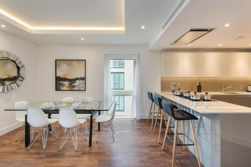 Stylish 3 Bed Gem In Apartment *
