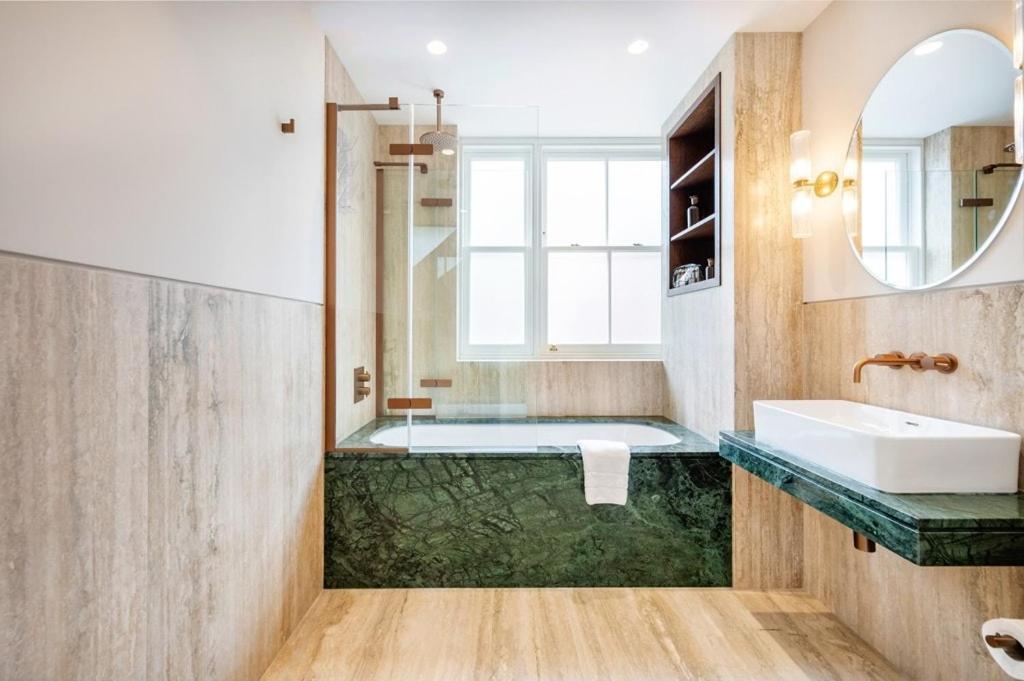 Two Bed Duplex In Covent Garden Apartment *