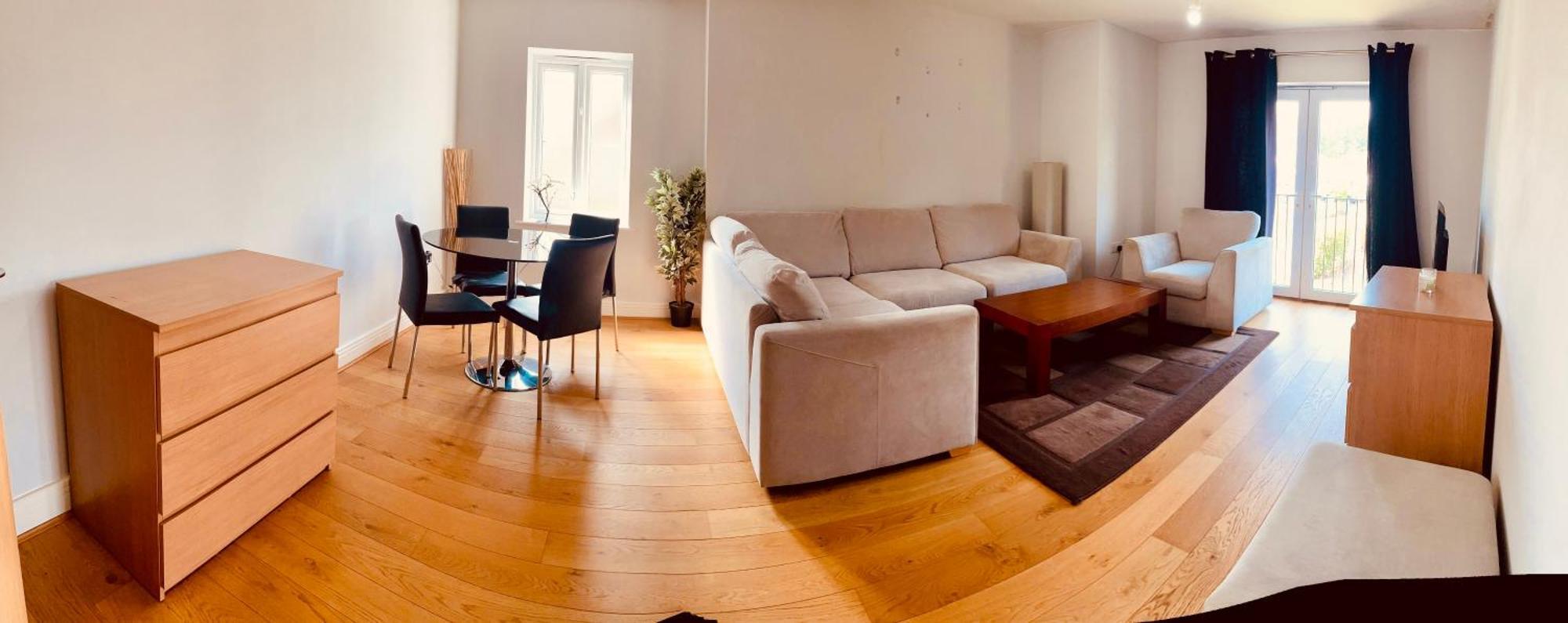 2 Bed Luxury Flat Nxt To Station Leilighet *