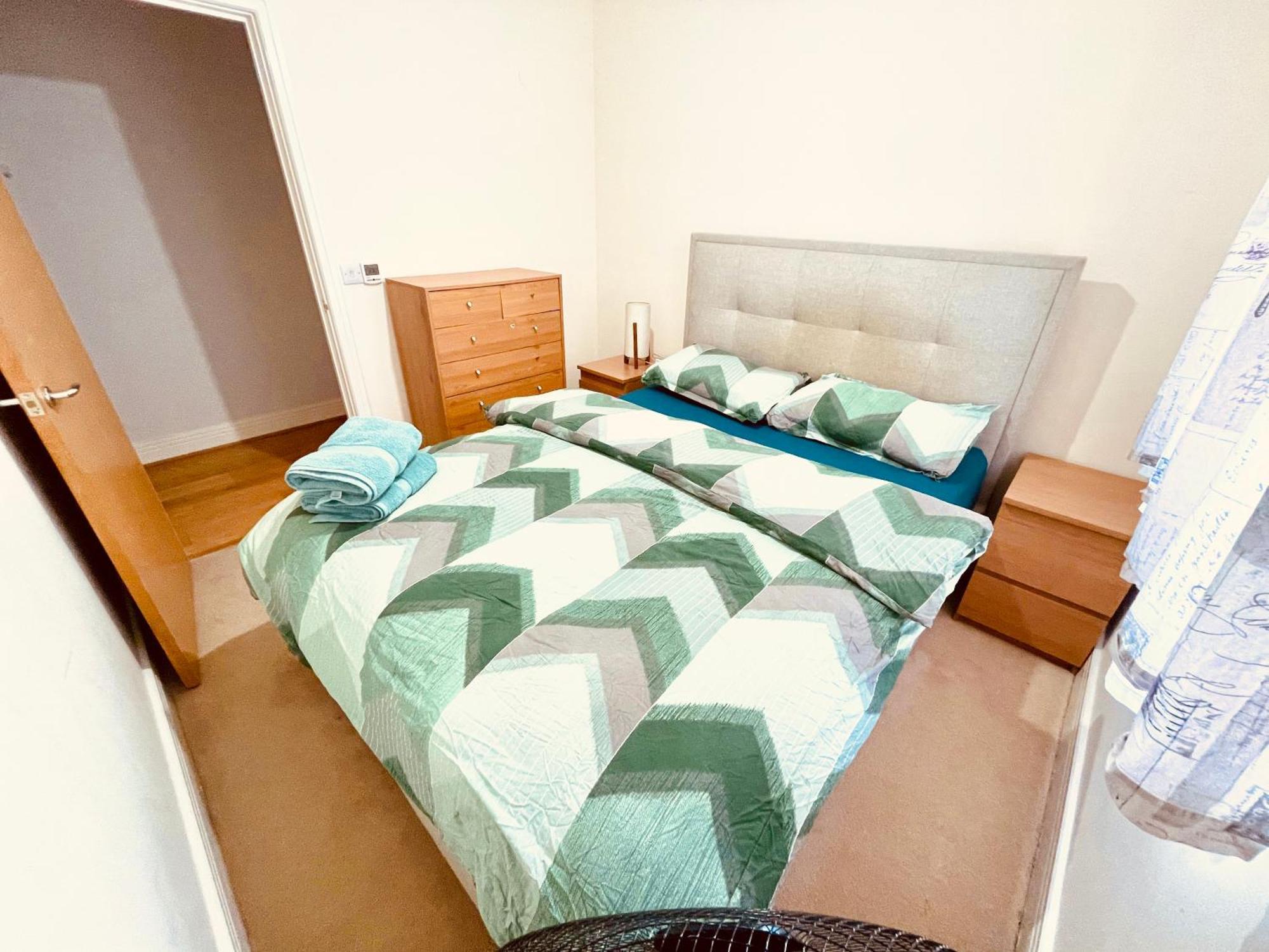 2 Bed Luxury Flat Nxt To Station Leilighet