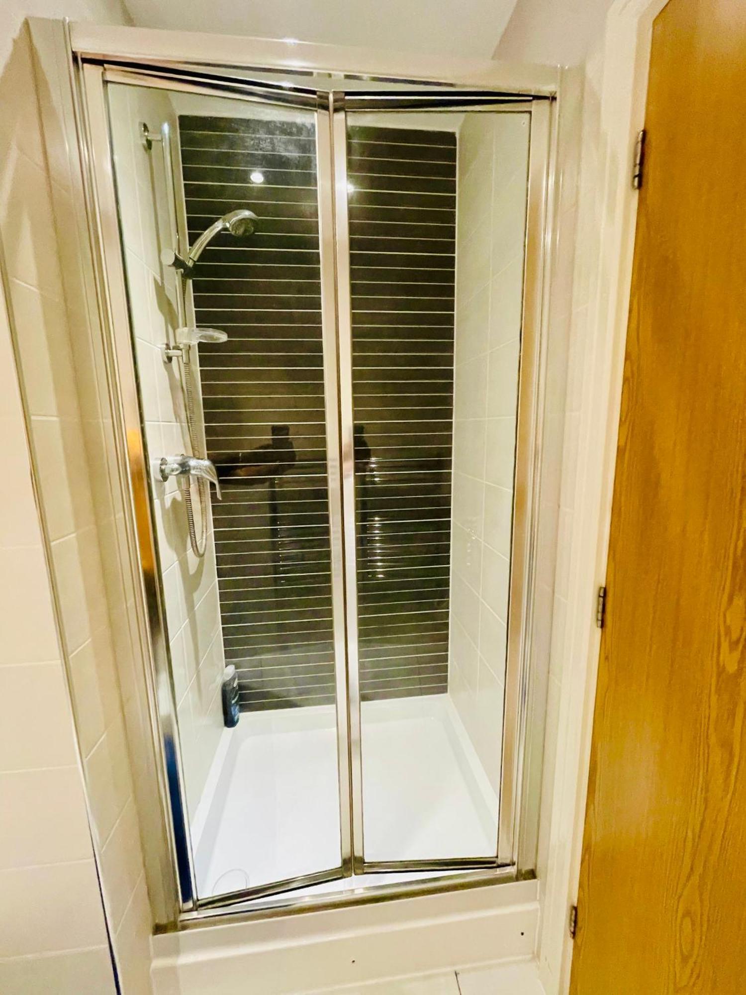 2 Bed Luxury Flat Nxt To Station Leilighet London