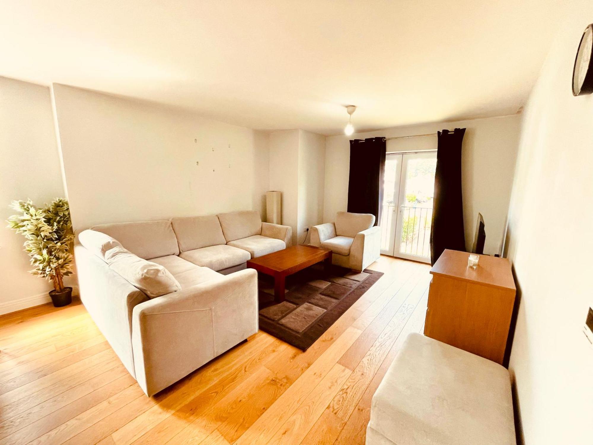 2 Bed Luxury Flat Nxt To Station Leilighet London