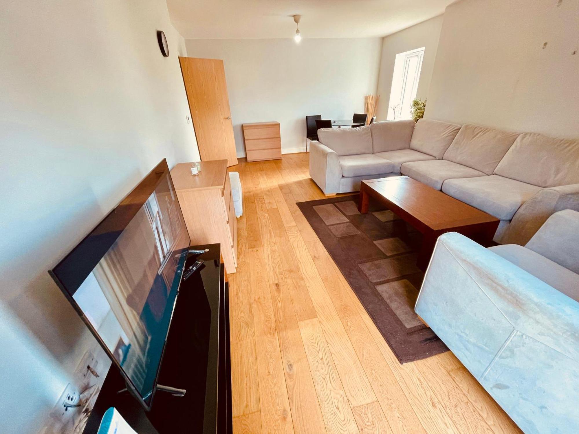 2 Bed Luxury Flat Nxt To Station Leilighet *