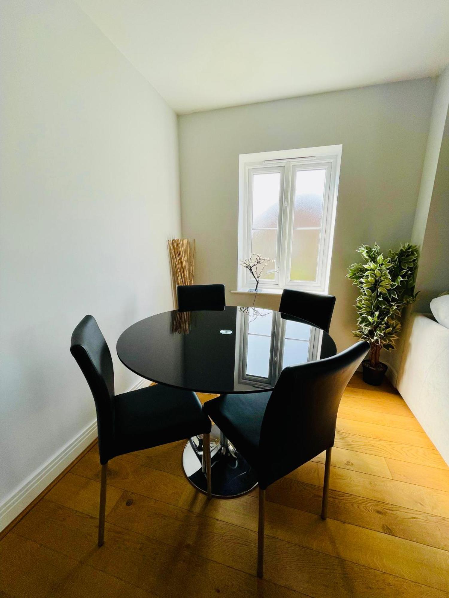 2 Bed Luxury Flat Nxt To Station Leilighet London