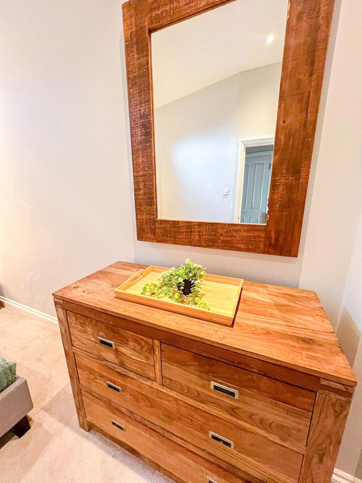 Sleek 2 Bedroom Flat With Private Patio & Firepit In Shepherds Bush, Near Hammersmith Apartment