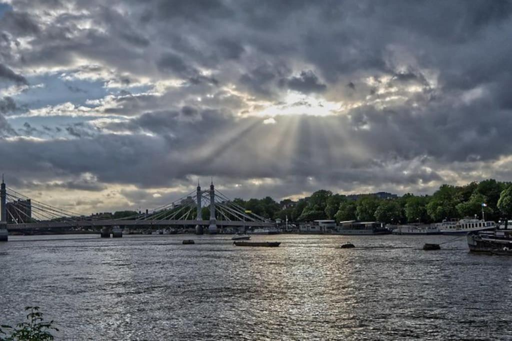 Upscale Riverfront 1br Flat, Prestigious Battersea Leilighet *