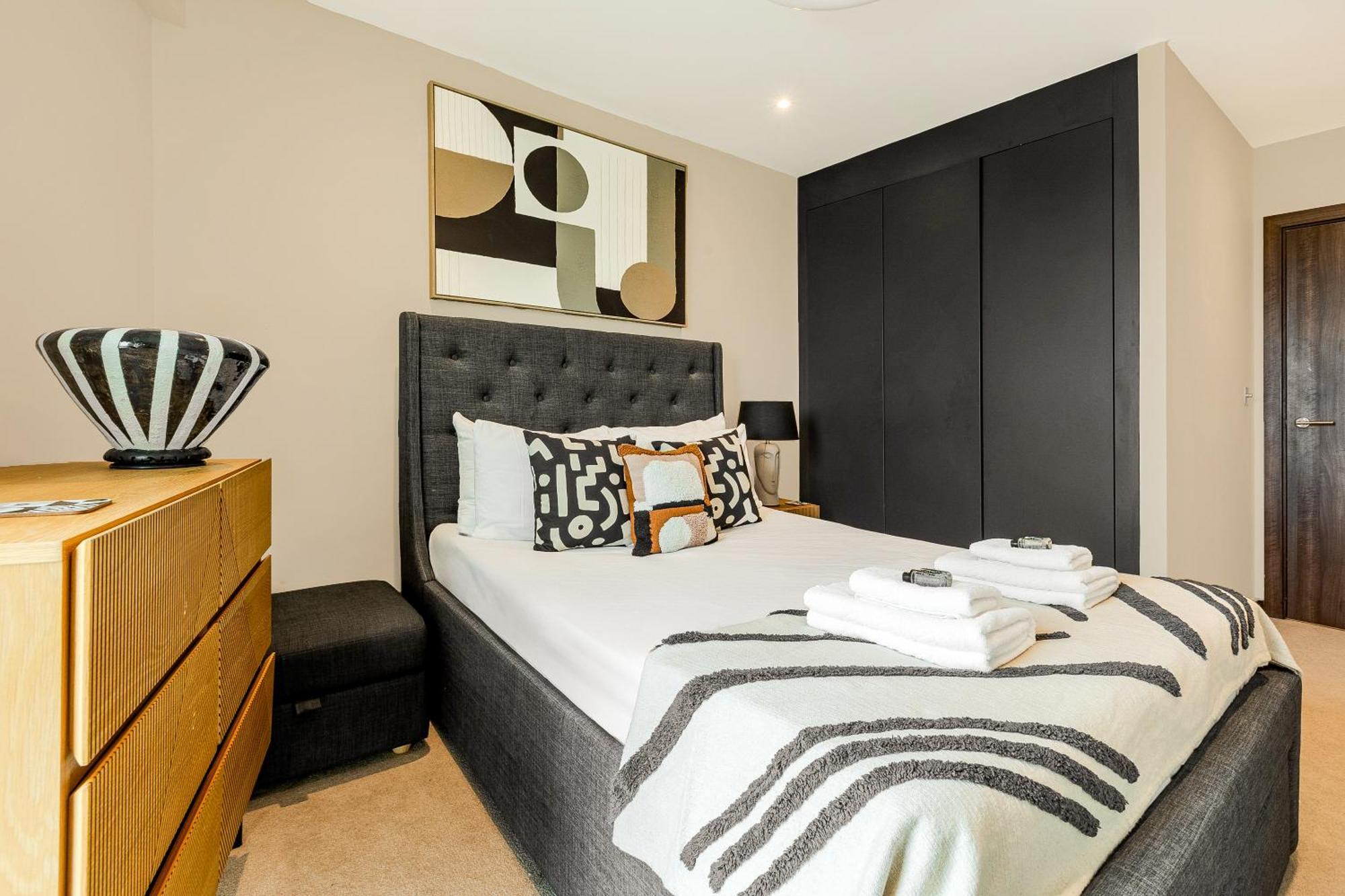 Upscale Riverfront 1br Flat, Prestigious Battersea Leilighet *