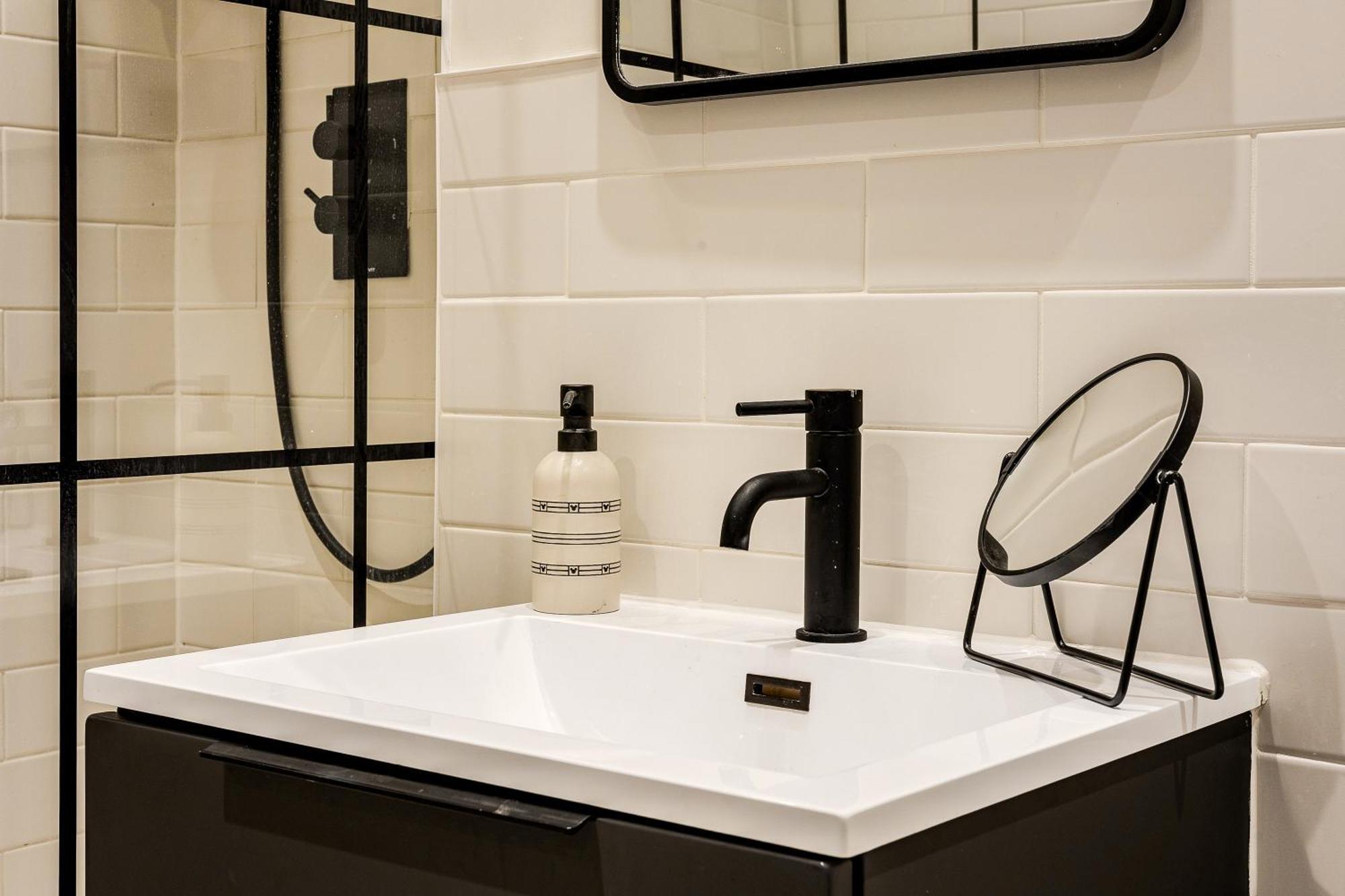 Upscale Riverfront 1br Flat, Prestigious Battersea Leilighet