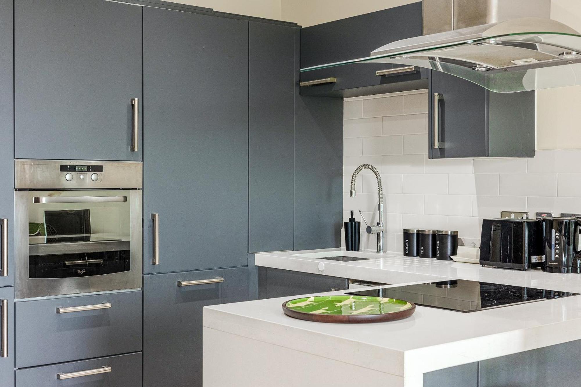 Upscale Riverfront 1br Flat, Prestigious Battersea Leilighet *