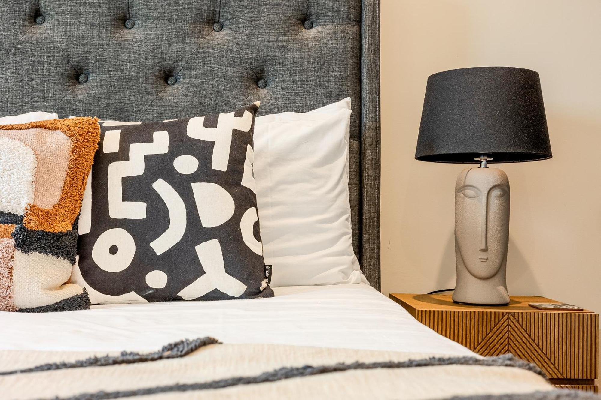 Upscale Riverfront 1br Flat, Prestigious Battersea Leilighet London