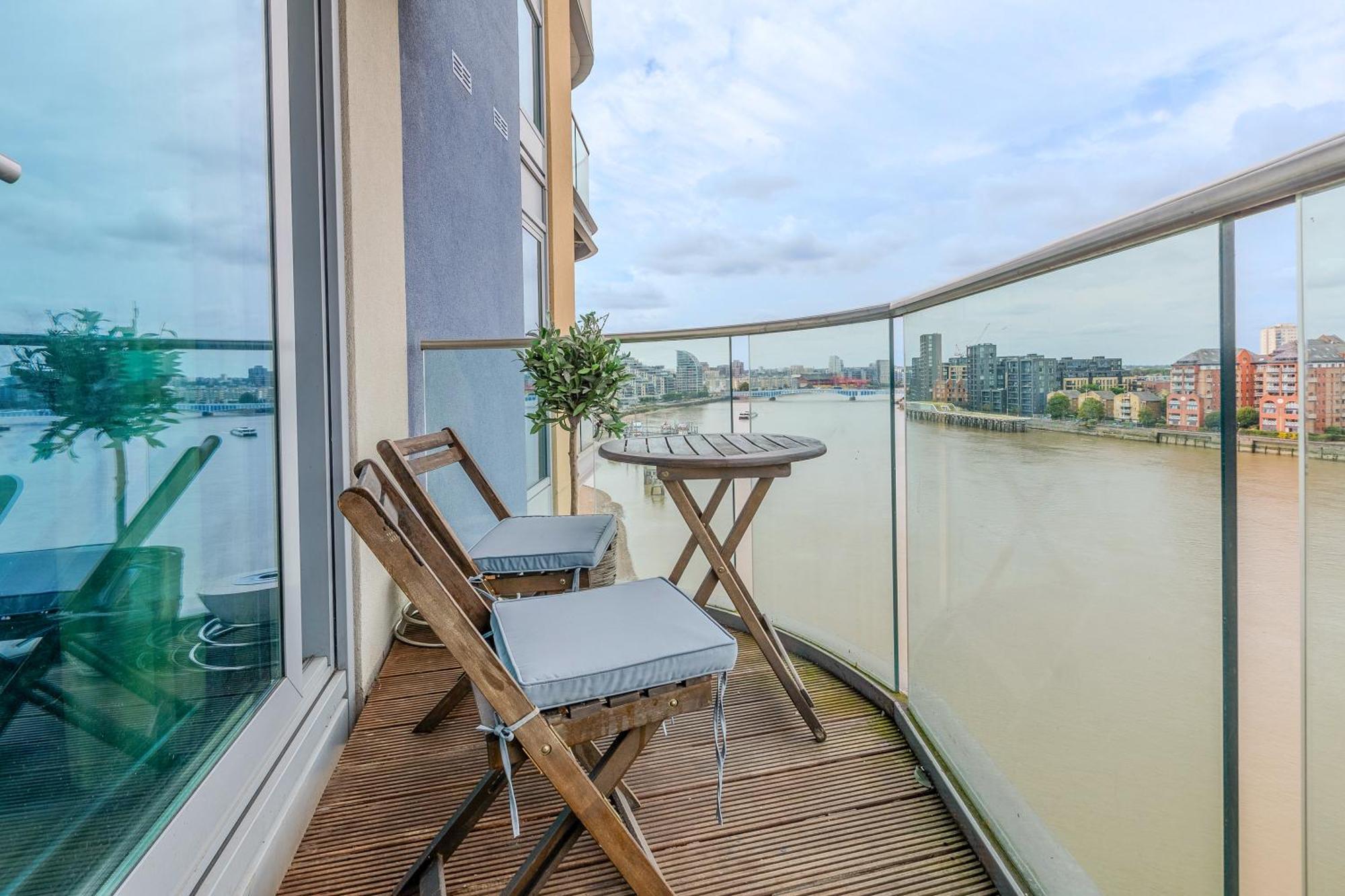 Upscale Riverfront 1br Flat, Prestigious Battersea Leilighet London