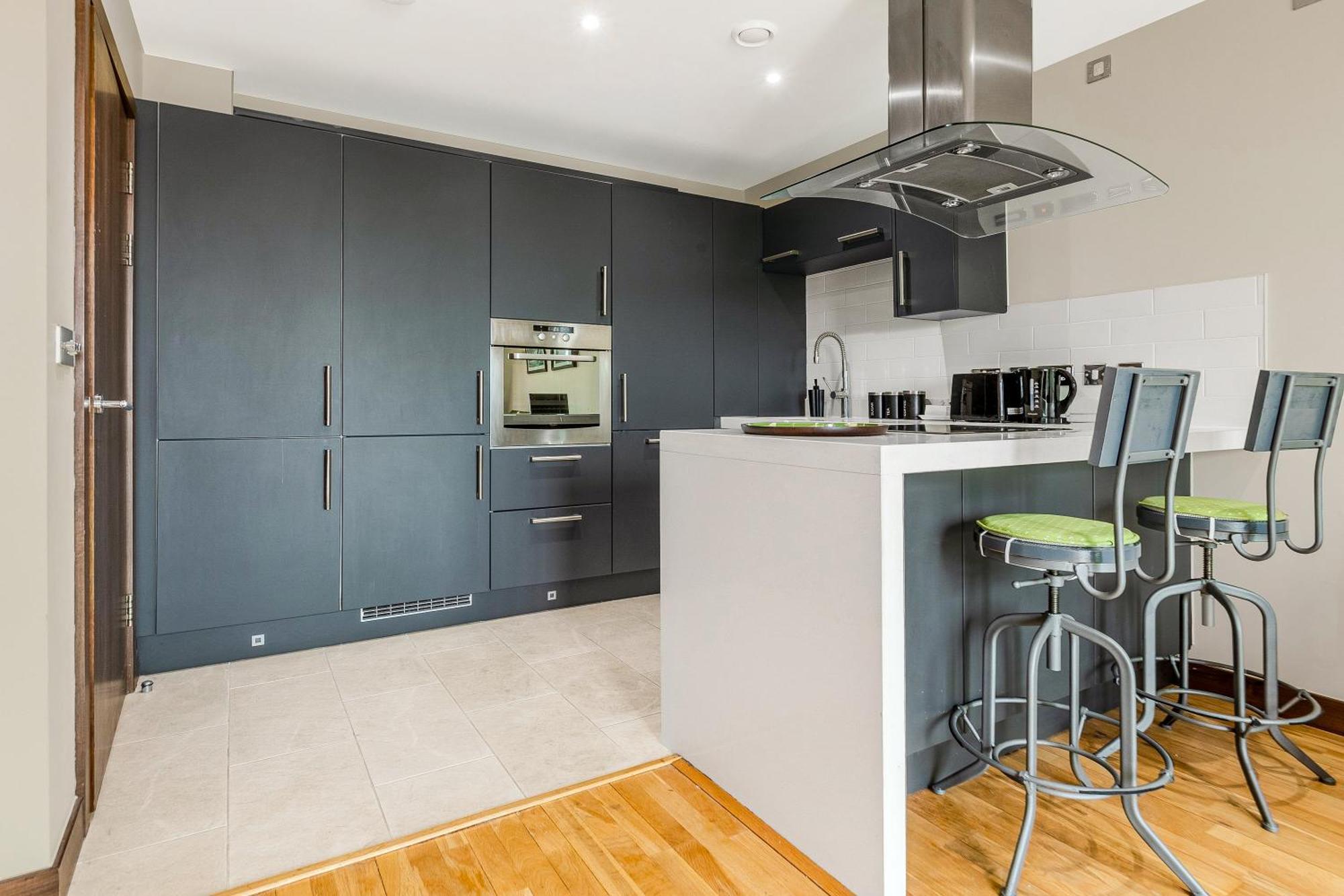 Upscale Riverfront 1br Flat, Prestigious Battersea Leilighet
