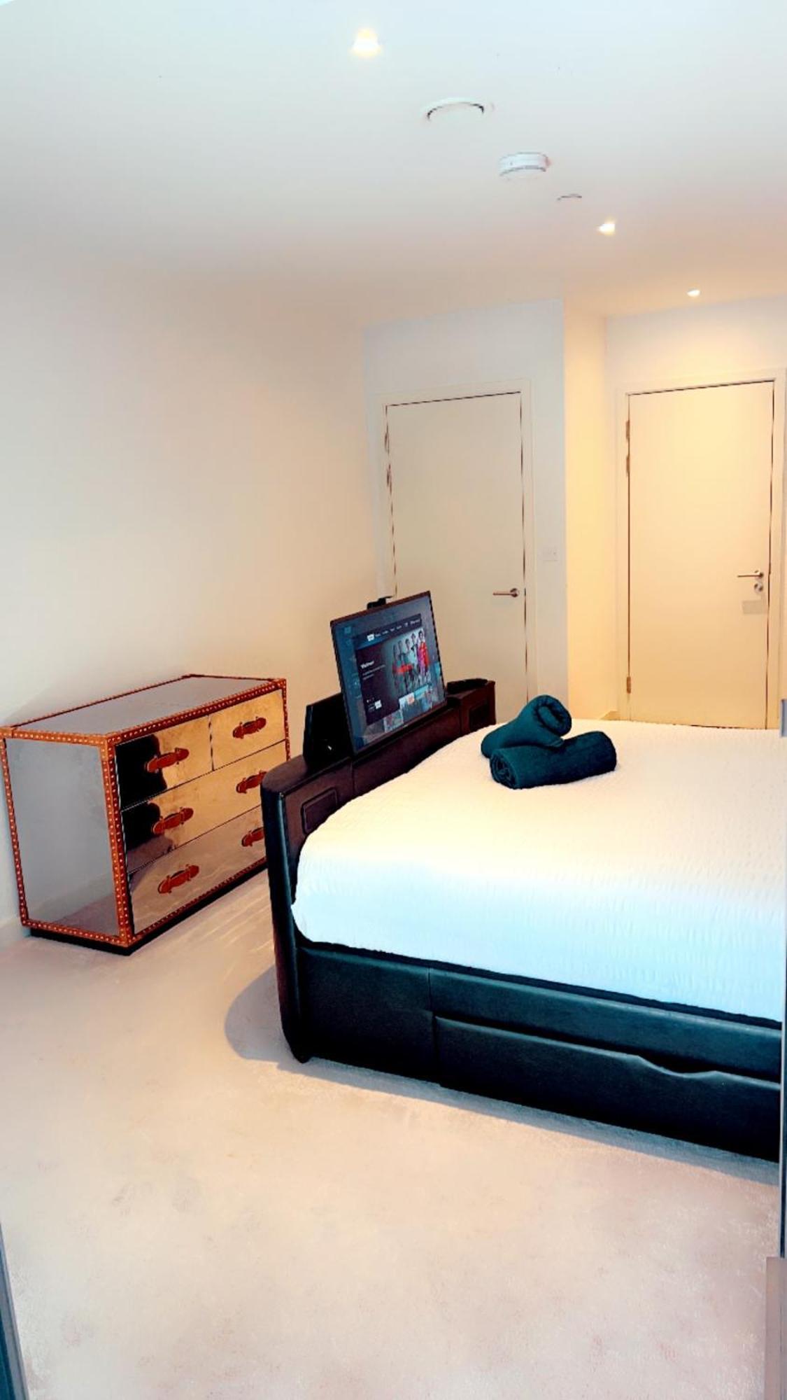 Luxe 2 Bedroom And Sofa Bed - Up To 6 Guests Apartment