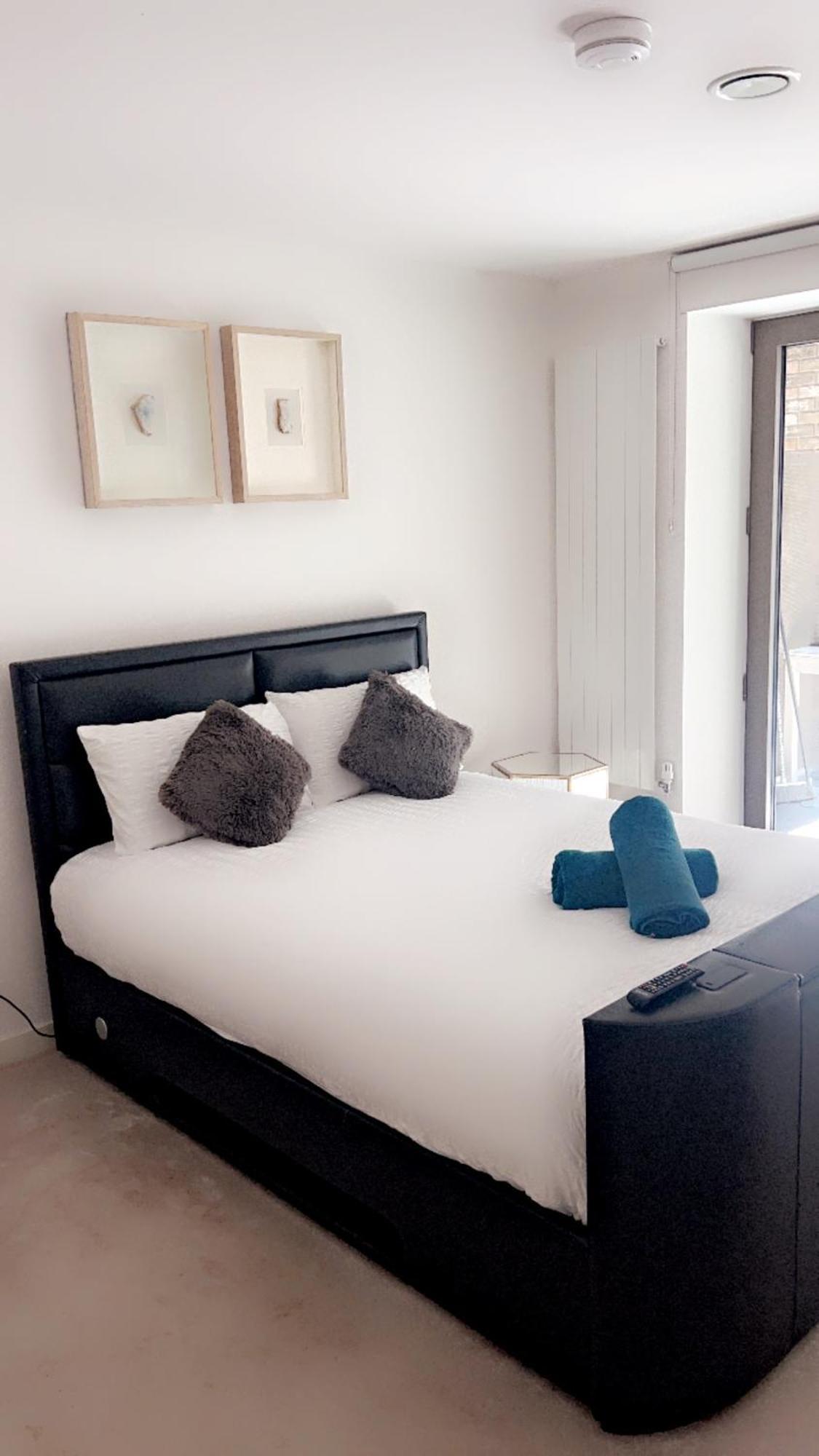 Luxe 2 Bedroom And Sofa Bed - Up To 6 Guests London