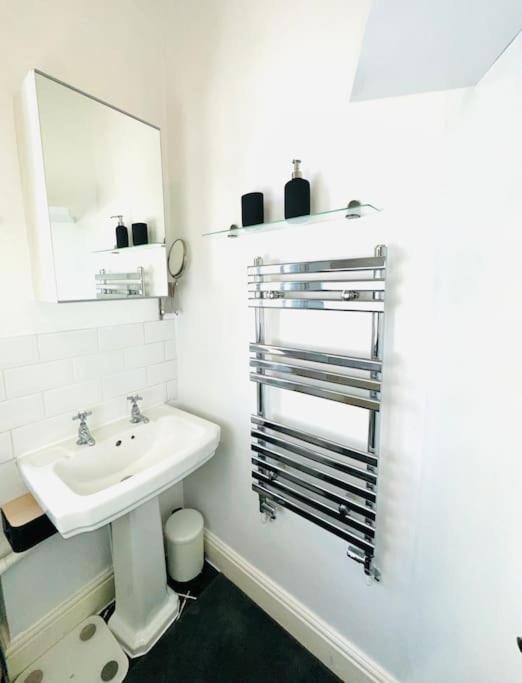 Quiet Beautiful 4 Person Camden Flat W Kitchen Apartment London