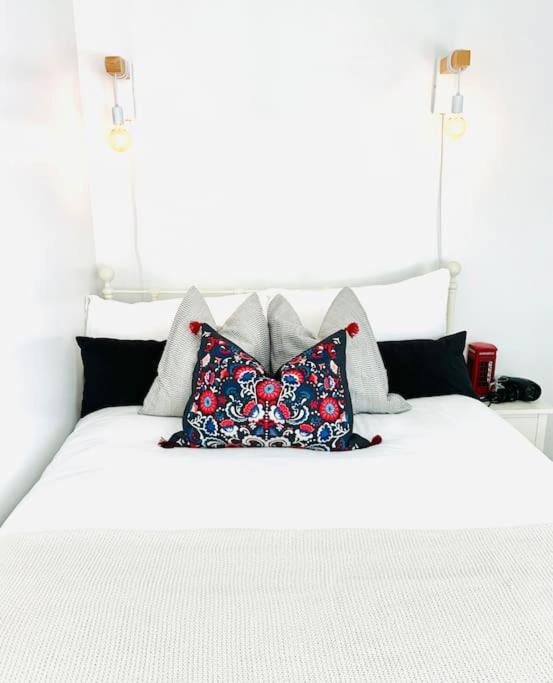 Quiet Beautiful 4 Person Camden Flat W Kitchen *