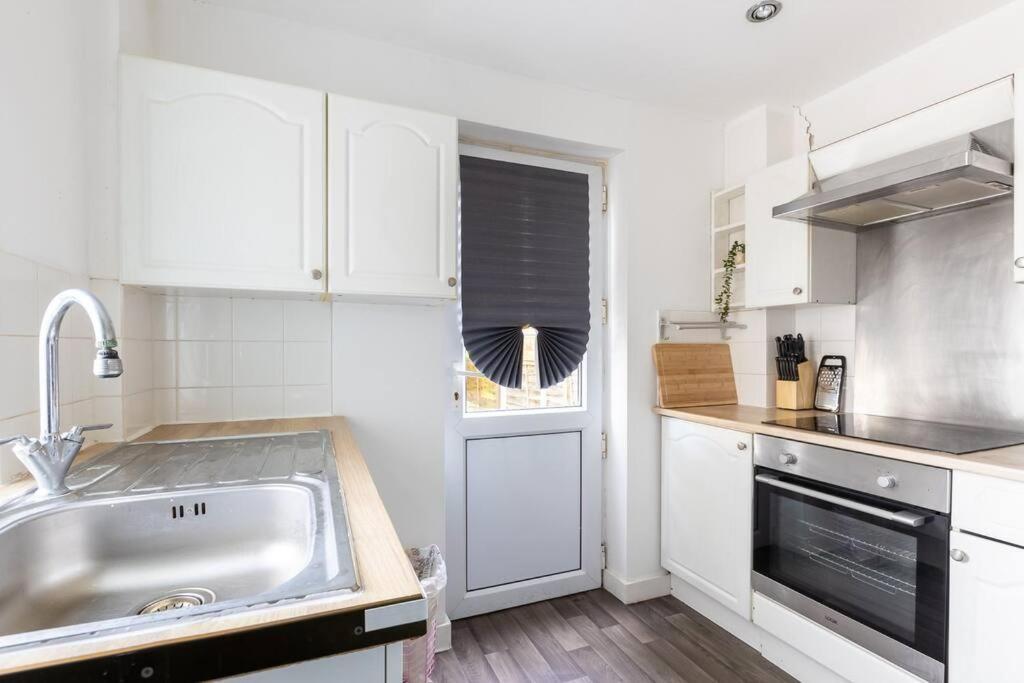 Lovely Garden 2bd Flat In Apartment *