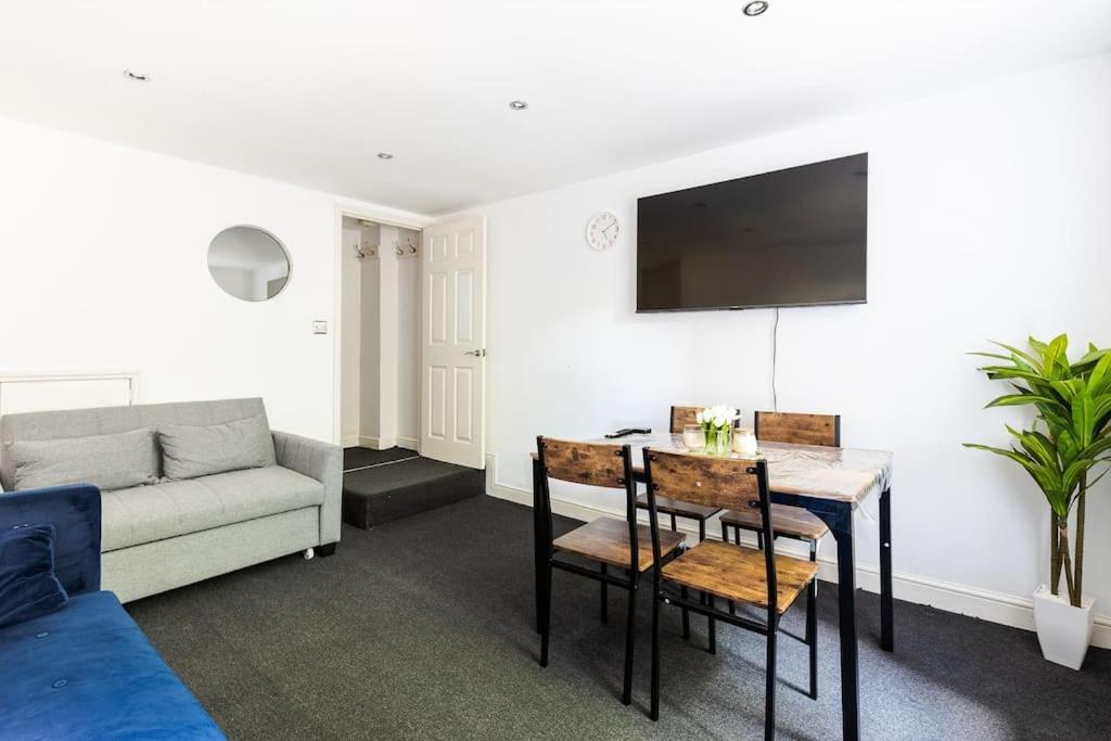 Lovely Garden 2bd Flat In London
