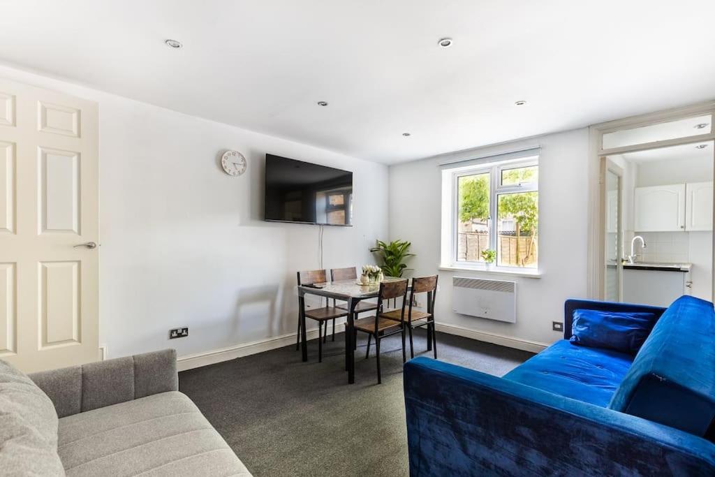 Lovely Garden 2bd Flat In Apartment