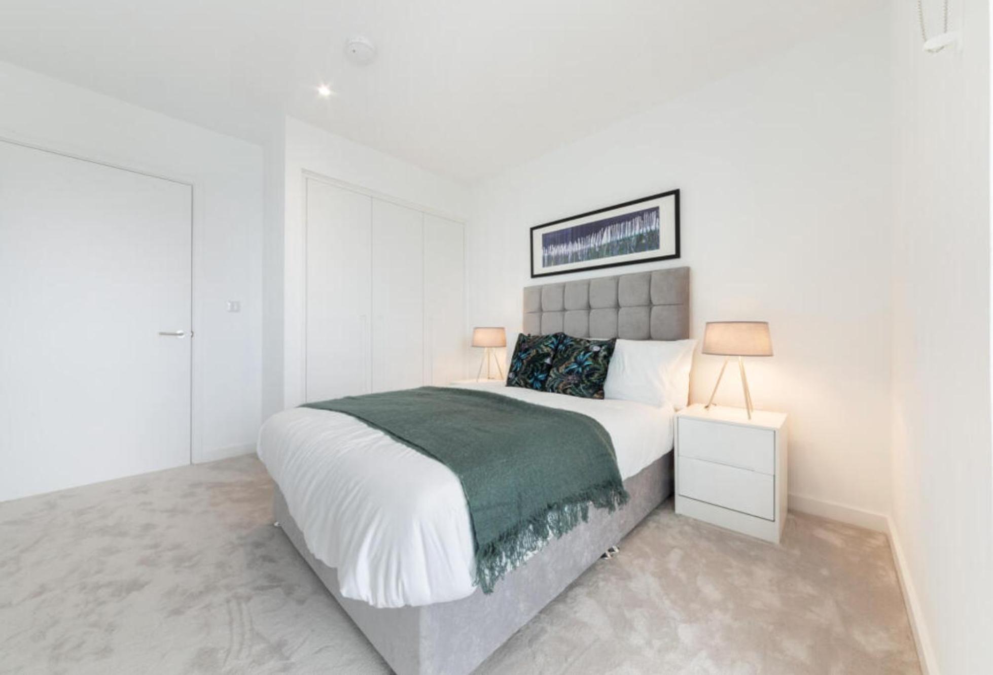 Spacious Modern Apartment *