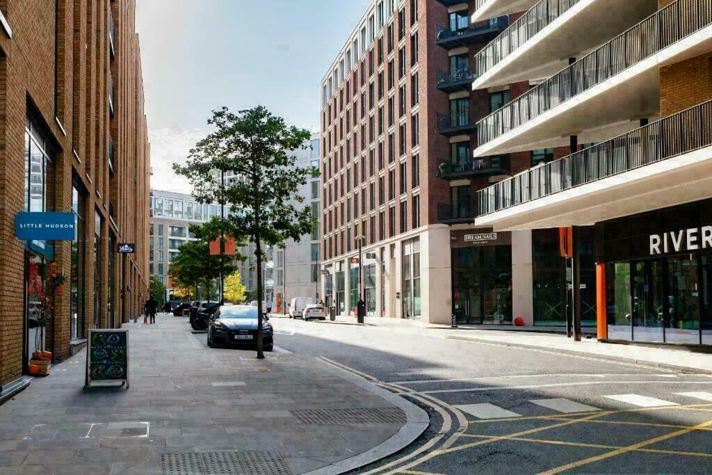 Deluxe Double Bed In Shared Near Canary Wharf, Airport & O2 Arena With Thames View * London