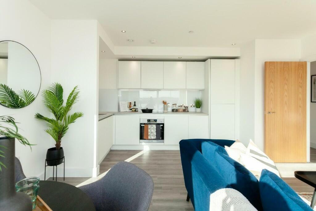 Apartment Deluxe Double Bed In Shared Near Canary Wharf, Airport & O2 Arena With Thames View *