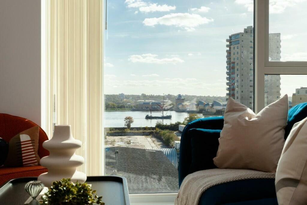 Deluxe Double Bed In Shared Near Canary Wharf, Airport & O2 Arena With Thames View Apartment London