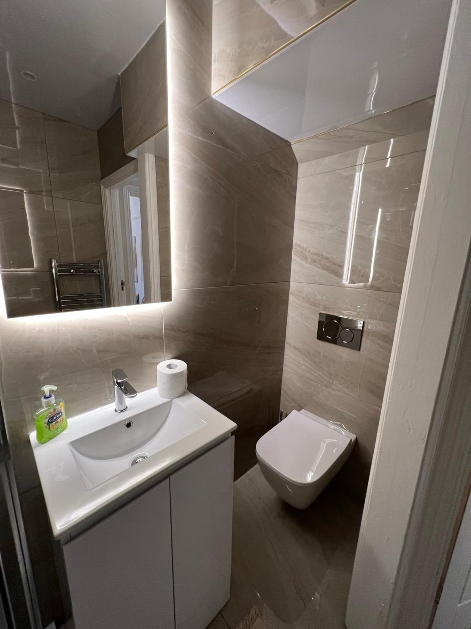 Modern 2 Bed Near Mall And Parking * Londres