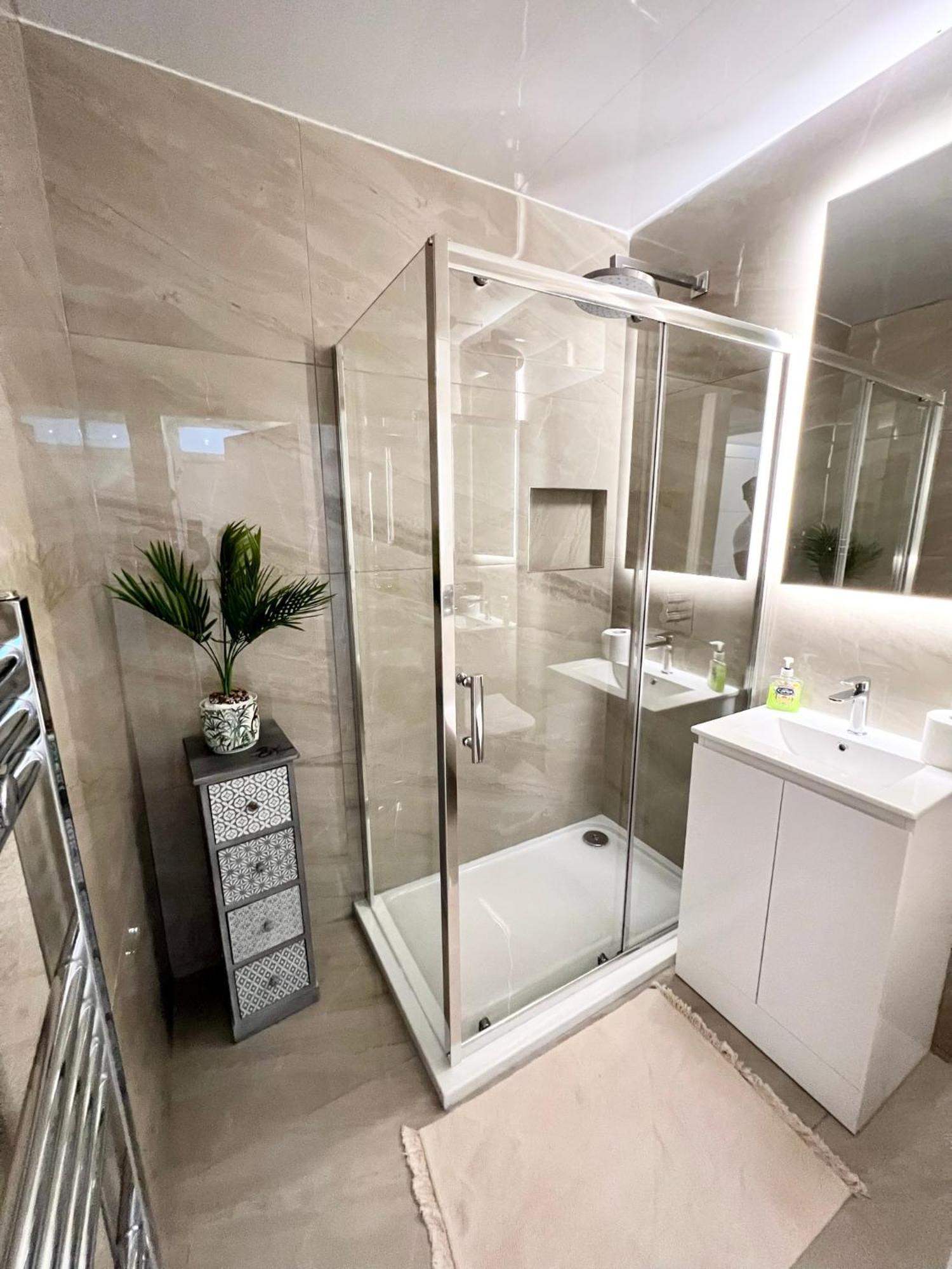 Modern 2 Bed Near Mall And Parking Сasa de vacaciones