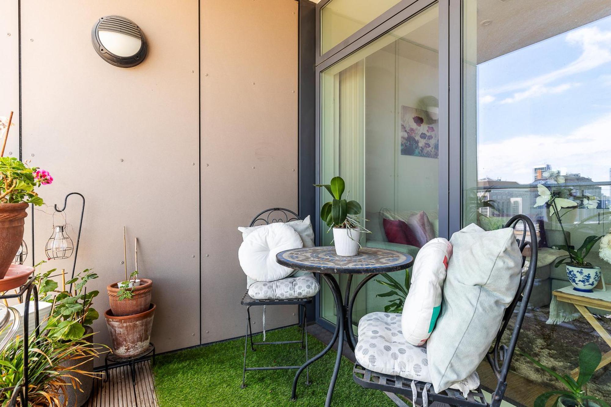 Apartment Canary Wharf Retreat With Scenic Balcony Views London