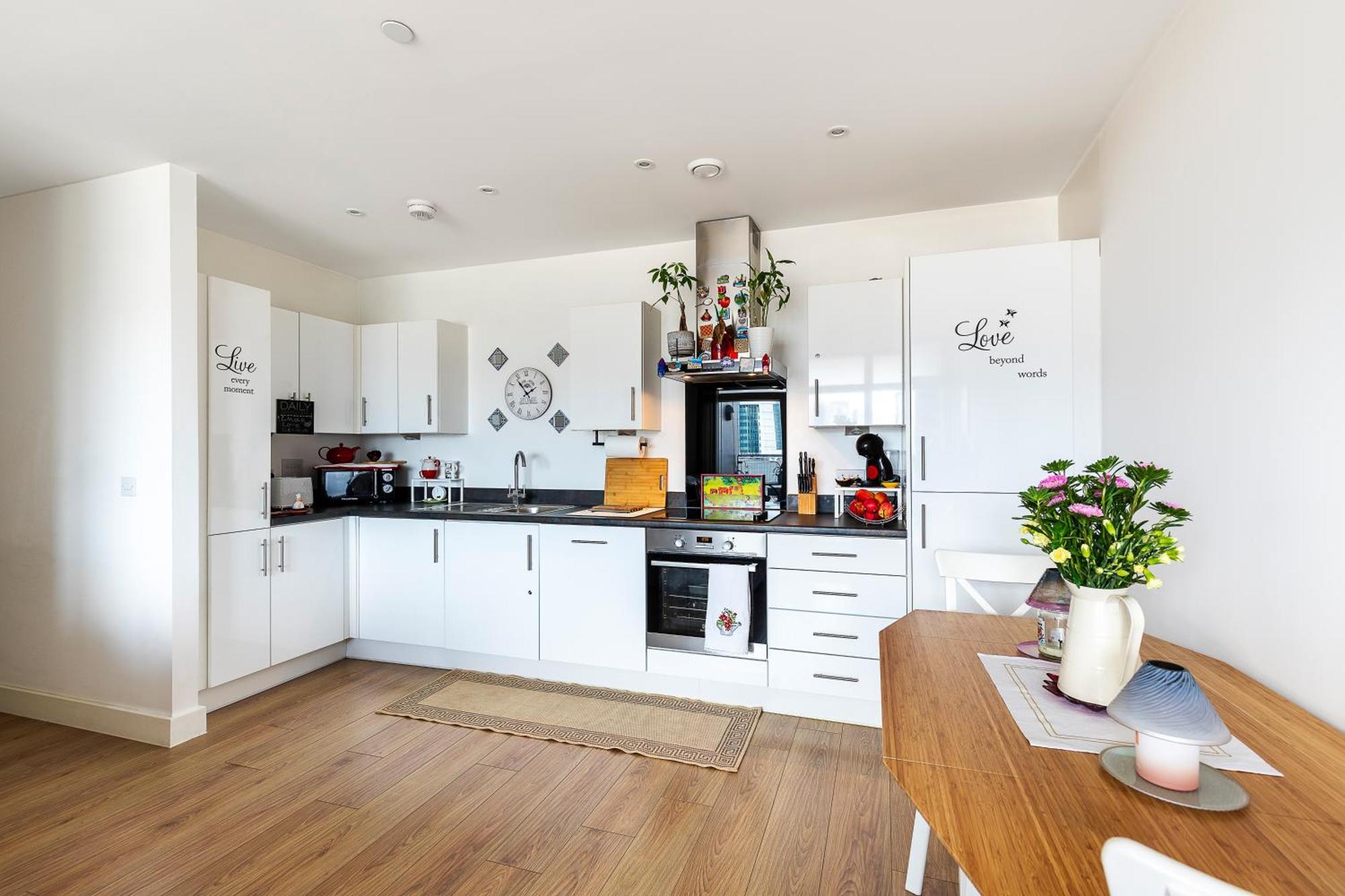 Canary Wharf Retreat With Scenic Balcony Views London
