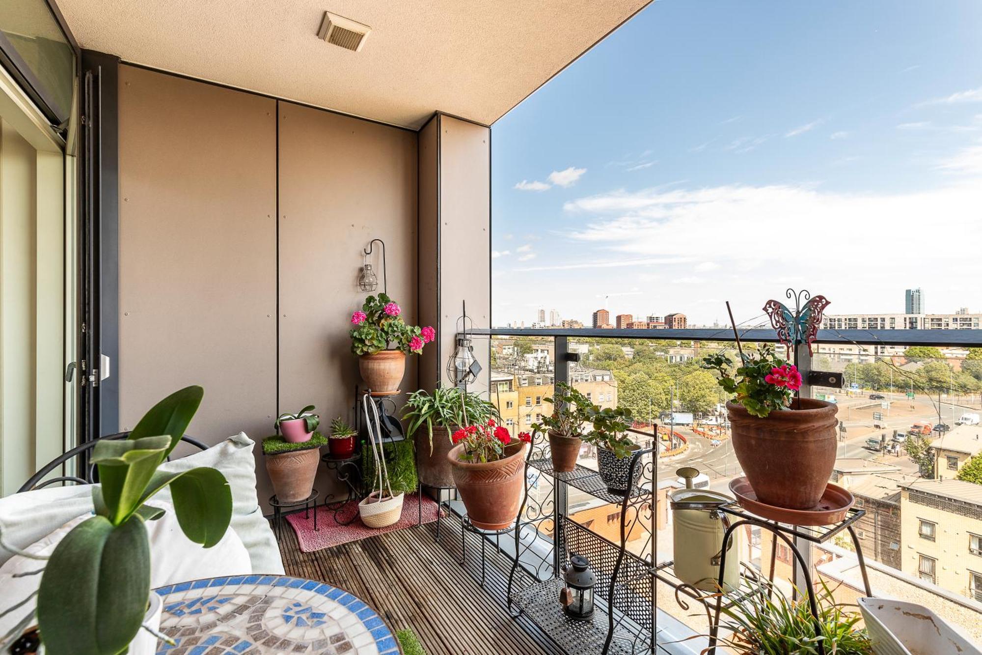 Canary Wharf Retreat With Scenic Balcony Views *