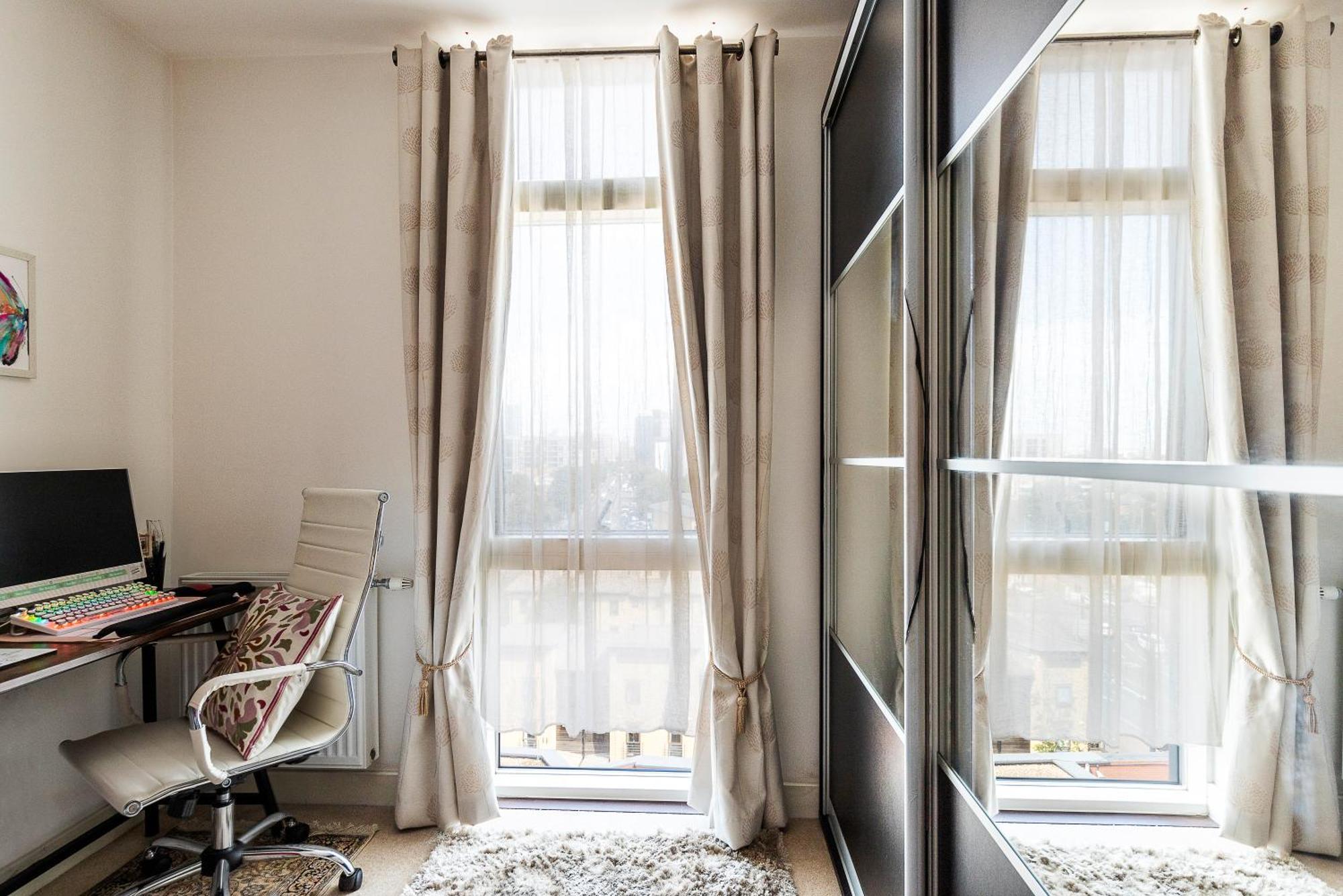 Canary Wharf Retreat With Scenic Balcony Views * London