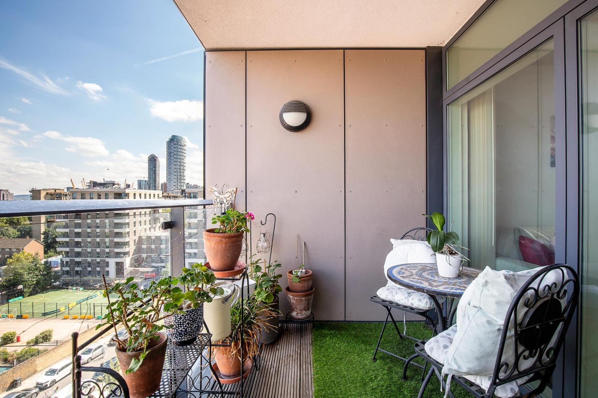 Canary Wharf Retreat With Scenic Balcony Views