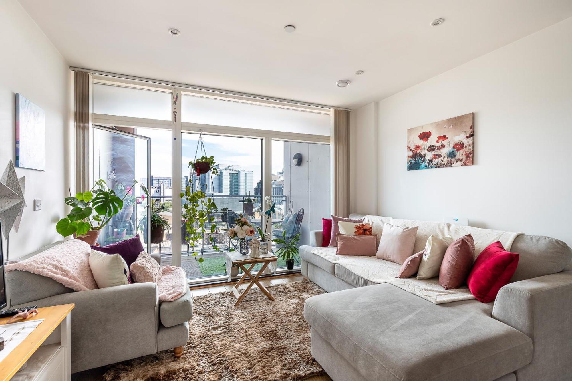 Canary Wharf Retreat With Scenic Balcony Views Apartment