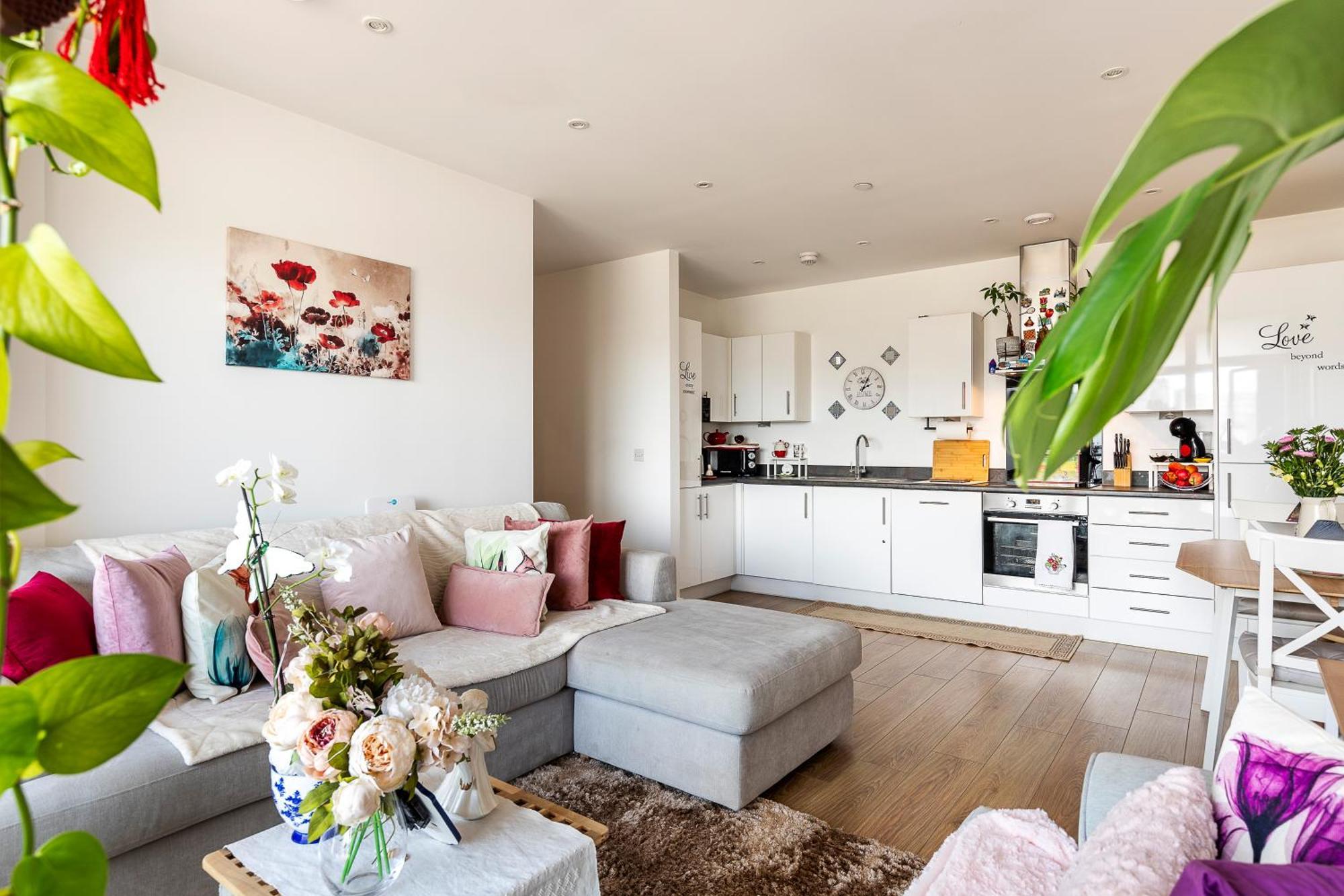 Canary Wharf Retreat With Scenic Balcony Views *