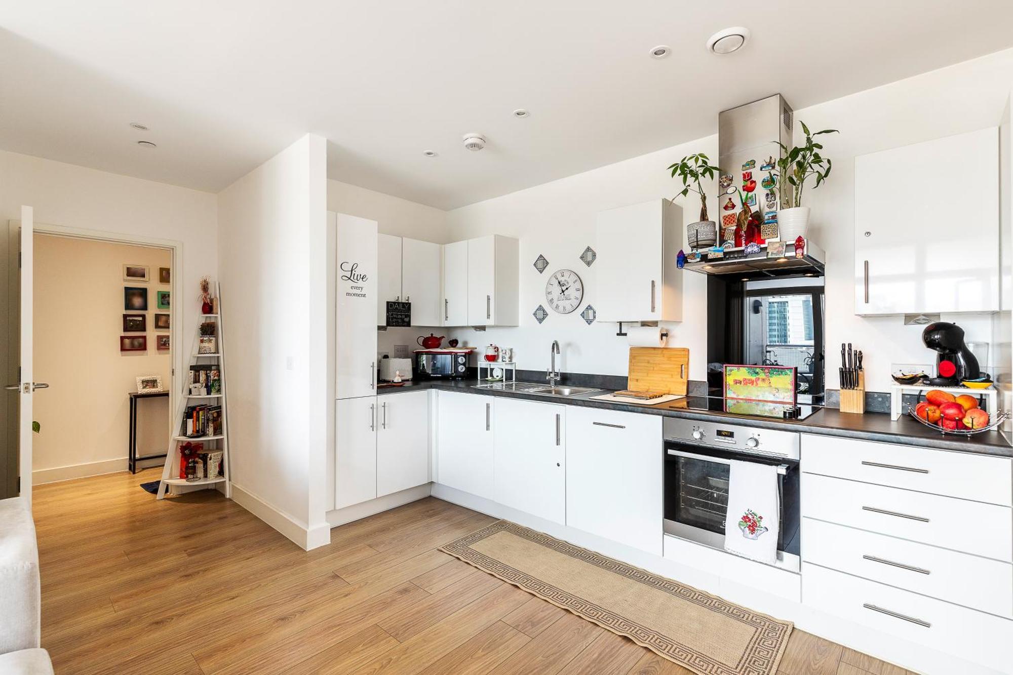 Canary Wharf Retreat With Scenic Balcony Views London