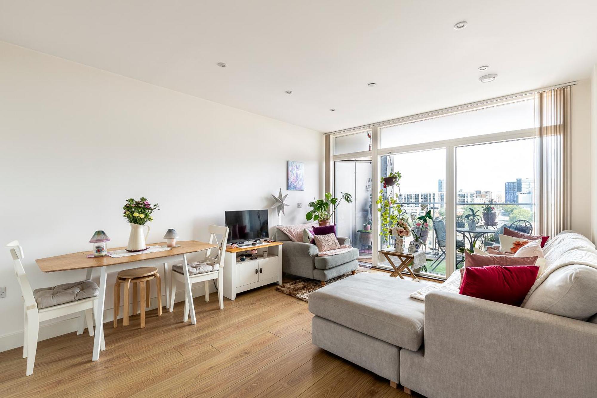 Canary Wharf Retreat With Scenic Balcony Views *