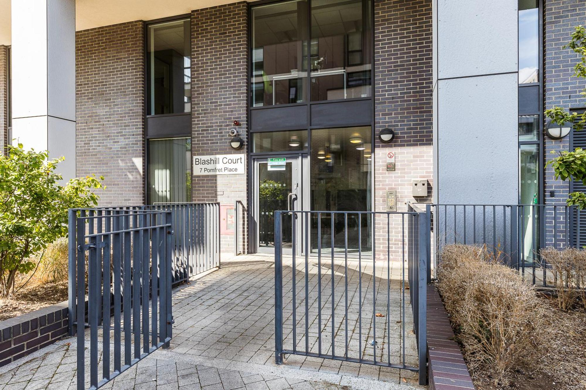 Canary Wharf Retreat With Scenic Balcony Views London