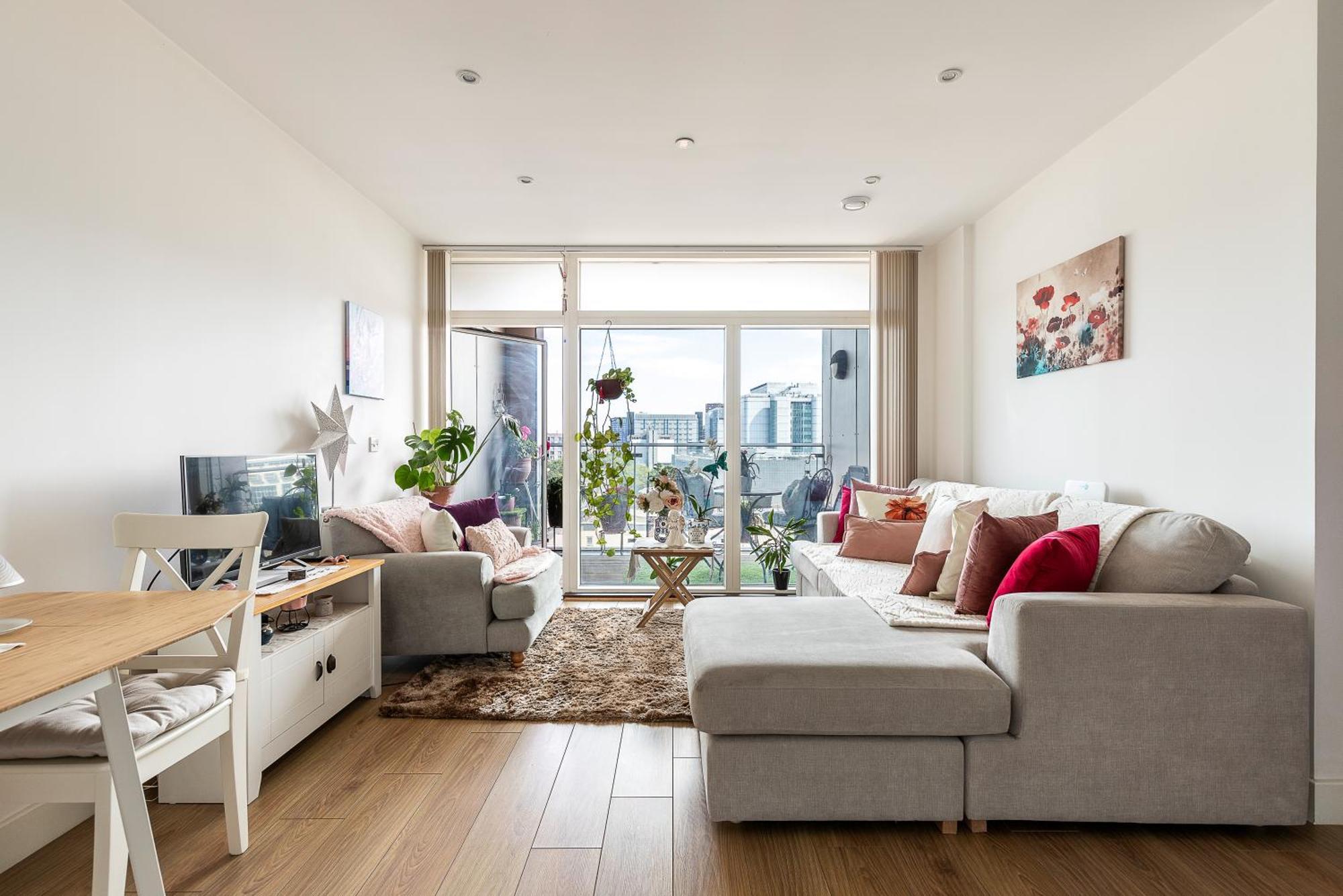 Canary Wharf Retreat With Scenic Balcony Views