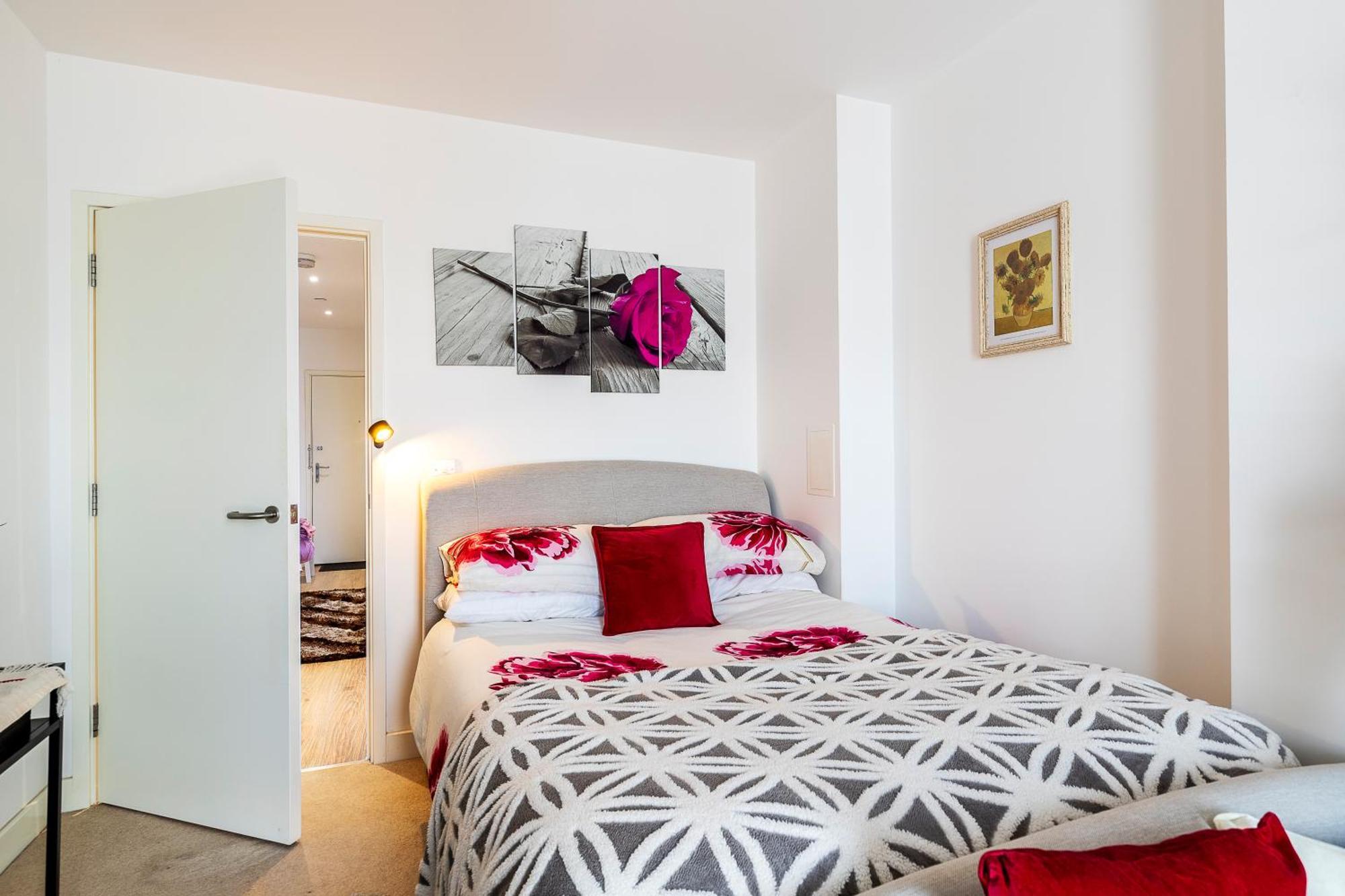 Canary Wharf Retreat With Scenic Balcony Views Apartment London